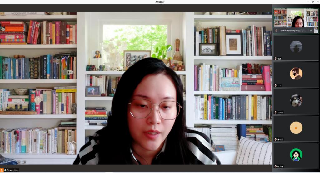 书架前的人描述已自动生成 书架前的人描述已自动生成