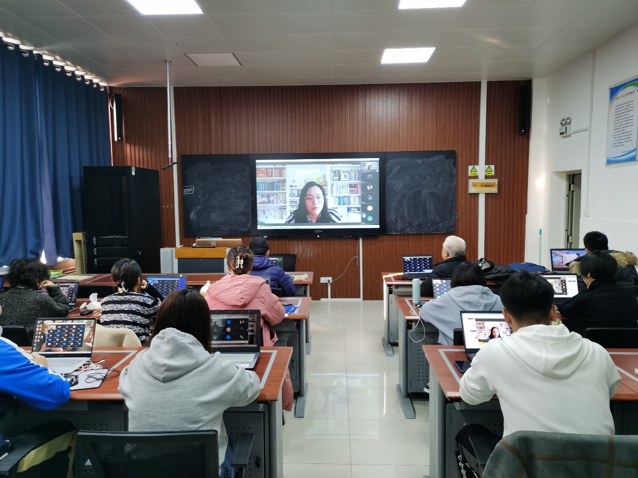 餐厅里的人们描述已自动生成 餐厅里的人们描述已自动生成
